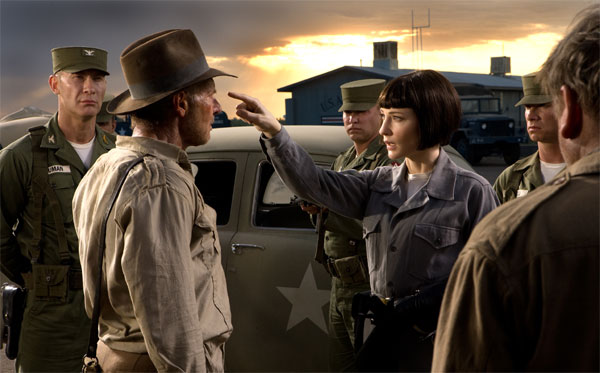 Irina Spalko sonde l'esprit de Indiana Jones. Irina Spalko sonde l'esprit de Indiana Jones.