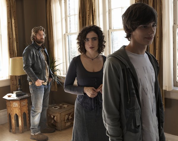 Tom (Scott Speedman), Sabine (Arsinée Khanijan) et Simon (Devon Bostick) Tom (Scott Speedman), Sabine (Arsinée Khanijan) et Simon (Devon Bostick)