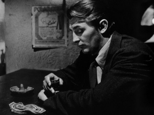 Un cendrier, un verre et Robert Mitchum Un cendrier, un verre et Robert Mitchum