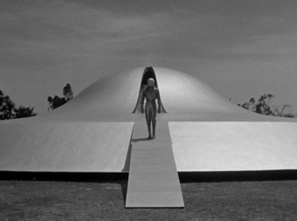 ...et en sort un émissaire nommé Klaatu ...et en sort un émissaire nommé Klaatu