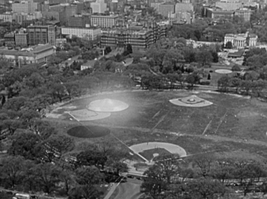 Une soucoupe attérit à Washington... Une soucoupe attérit à Washington...