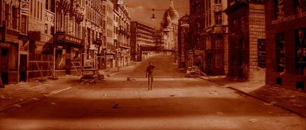 Peter Stenning (Edward Judd) n'abandonne pas Londres. Peter Stenning (Edward Judd) n'abandonne pas Londres.
